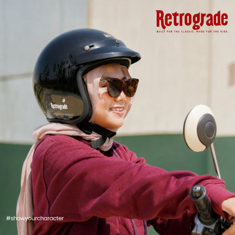Pengendara berhijab memakai helm Retrograde hitam gloss