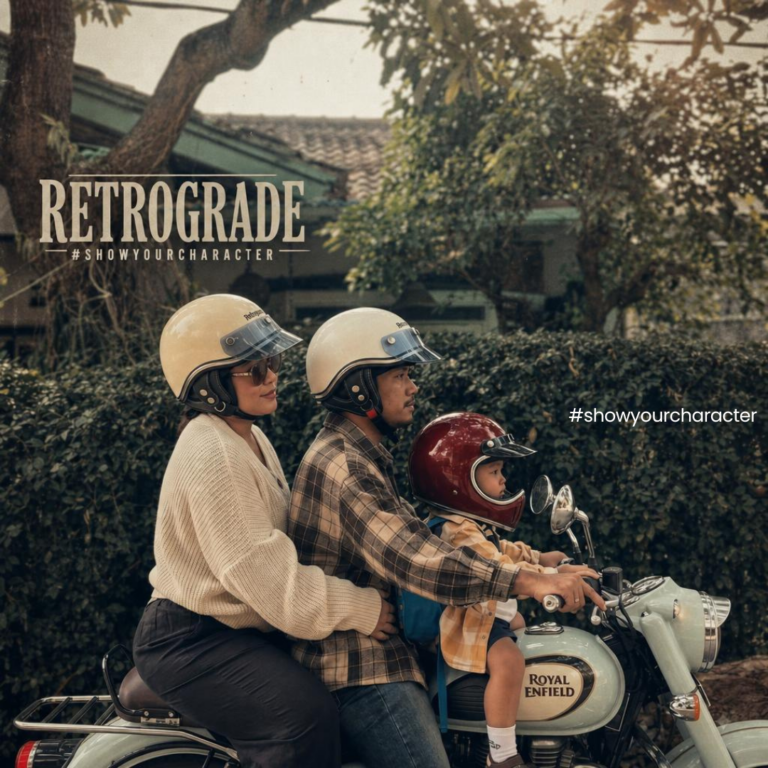 Keluarga bertiga memakai helm Retrograde di atas Royal Enfield